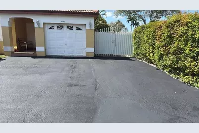 19712 NW 82nd Pl, Hialeah, FL 33015 - Photo 1