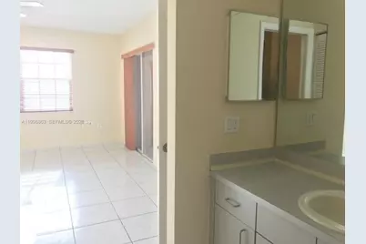 19712 NW 82nd Pl, Hialeah, FL 33015 - Photo 17