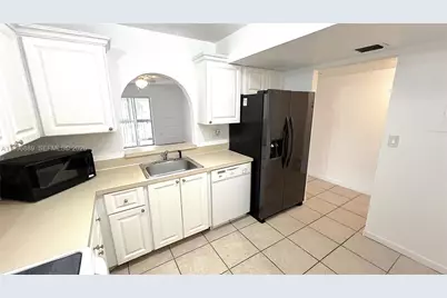 711 N Pine Island Rd #211, Plantation, FL 33324 - Photo 3