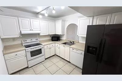 711 N Pine Island Rd #211, Plantation, FL 33324 - Photo 5