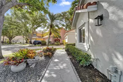 10153 NW 3rd Ct, Plantation, FL 33324 - Photo 9