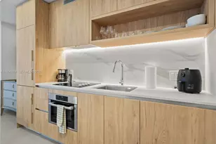 11 NE 6th St, Miami, FL 33132 - Photo 13