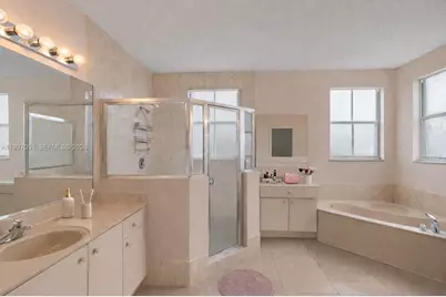 8968 NW 180th Ter, Hialeah, FL 33018 - Photo 11