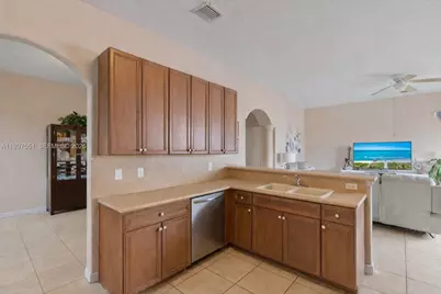 8968 NW 180th Ter, Hialeah, FL 33018 - Photo 5