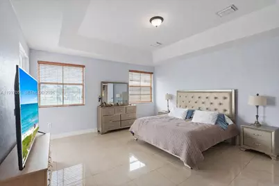 8968 NW 180th Ter, Hialeah, FL 33018 - Photo 7