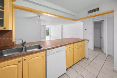 6450 Collins Ave #205, Miami Beach, FL 33141 - Photo 3