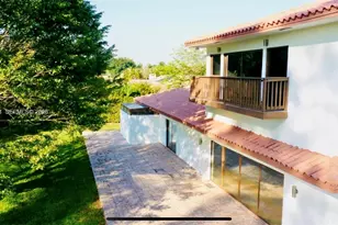 19740 W St Andrews Dr, Hialeah, FL 33015 - Photo 35