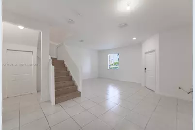 640 NE 207th St, Miami, FL 33179 - Photo 3