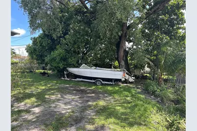 900 NW 75th St, Miami, FL 33150 - Photo 13