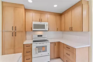 9081 N Lake Park Cir N, Davie, FL 33328 - Photo 5