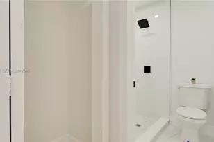 2736 NW 21st Ave, Oakland Park, FL 33311 - Photo 7