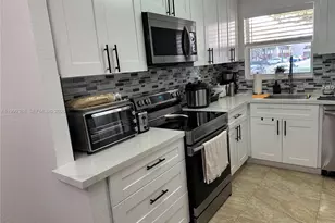 8021 N Sunrise Lakes Dr, Sunrise, FL 33322 - Photo 25