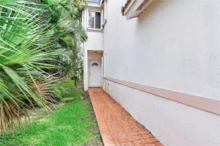 7659 Tamarac Island Cir, Tamarac, FL 33321 - Photo 7