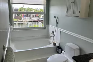 925 NE 26th Ave, Hallandale Beach, FL 33009 - Photo 17