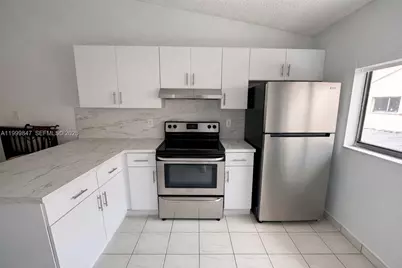 7891 W 29th Way #202, Hialeah, FL 33018 - Photo 5