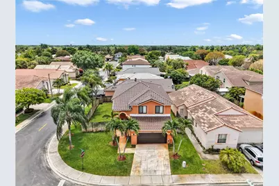 10526 SW 14th Ct, Pembroke Pines, FL 33025 - Photo 3