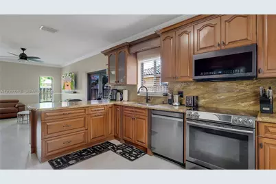 10526 SW 14th Ct, Pembroke Pines, FL 33025 - Photo 17