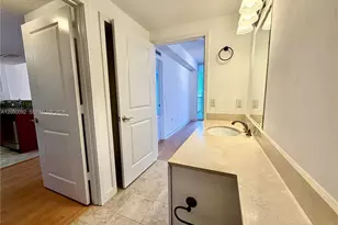 170 SE 14th St, Miami, FL 33131 - Photo 23