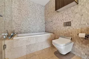 68 SE 6th St, Miami, FL 33131 - Photo 17