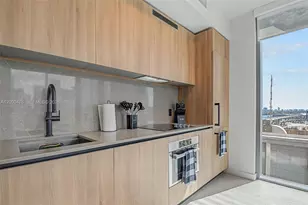 121 NE 5th St, Miami, FL 33132 - Photo 9