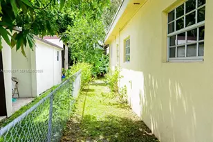 298 NW 104th St, Miami, FL 33150 - Photo 13