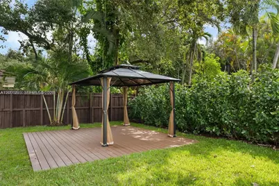 212 NW 103rd St, Miami, FL 33150 - Photo 11