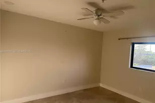 587 NW 100th St, Miami, FL 33150 - Photo 9