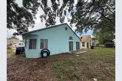 1034 W Jasmine Ln, North Lauderdale, FL 33068 - Photo 25