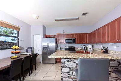 685 SE 37th Pl, Homestead, FL 33033 - Photo 9