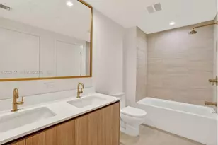 77 SE 5th St, Miami, FL 33131 - Photo 17