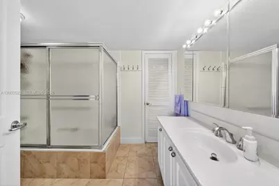 6423 Collins Ave #1204, Miami Beach, FL 33141 - Photo 11