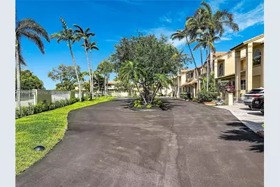 781 NE 195th St, Miami, FL 33179 - Photo 11