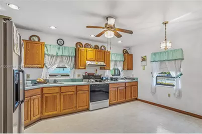 380 NE 15th St, Homestead, FL 33030 - Photo 9