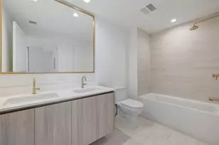 77 SE 5th St, Miami, FL 33131 - Photo 7