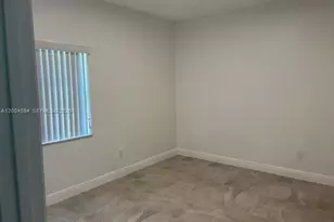 18326 NW 68th Ave, Hialeah, FL 33015 - Photo 13