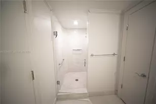 20201 E Country Club Dr, Aventura, FL 33180 - Photo 27