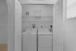 10012 NW 7th St, Miami, FL 33172 - Photo 9