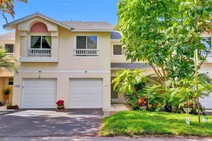 2062 E Discovery Cir E, Deerfield Beach, FL 33442 - Photo 3