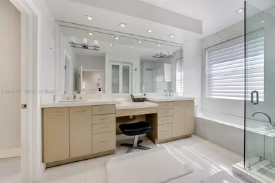 1366 W Harbor Vw W, Hollywood, FL 33019 - Photo 13