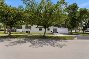 1810 NE 161st St, North Miami Beach, FL 33162 - Photo 3