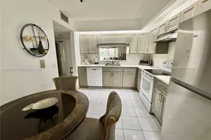 571 SW 141st Ave, Pembroke Pines, FL 33027 - Photo 9