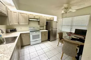 571 SW 141st Ave, Pembroke Pines, FL 33027 - Photo 9
