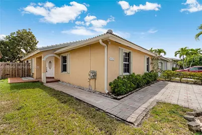 10523 SW 161st  Pl, Miami, FL 33196 - Photo 3