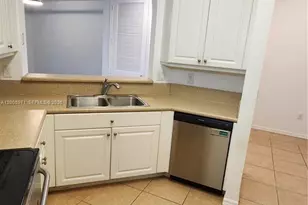 3600 Oaks Clubhouse Dr, Pompano Beach, FL 33069 - Photo 9