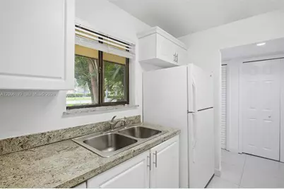 183 Lakeview Dr #102, Weston, FL 33326 - Photo 11
