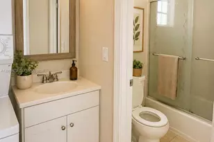 8870 Fontainebleau Blvd, Miami, FL 33172 - Photo 17