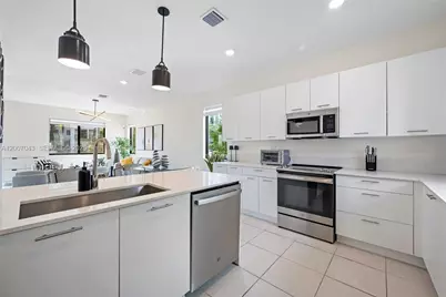 8387 NW 43rd St, Doral, FL 33166 - Photo 9
