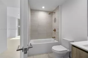 77 SE 5th St, Miami, FL 33131 - Photo 25