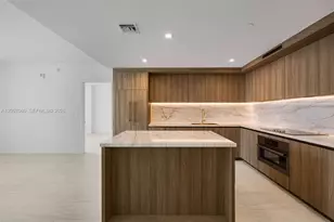 77 SE 5th St, Miami, FL 33131 - Photo 5