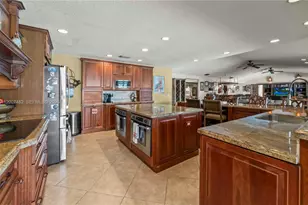 10651 SW 27th St, Davie, FL 33328 - Photo 7